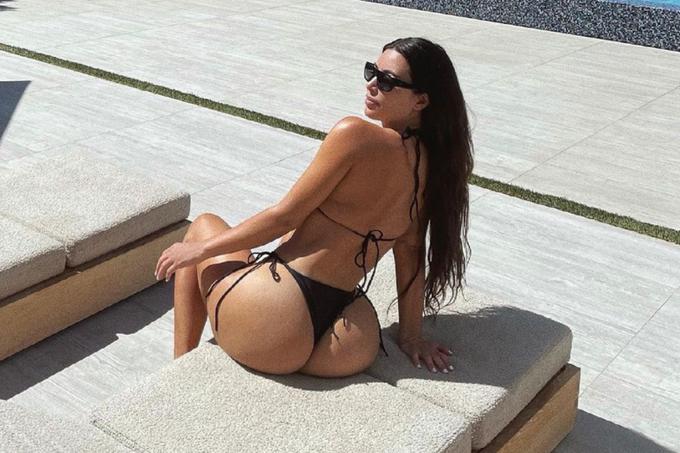 Kim Kardashian uživa ob bazenu.  | Foto: Instagram & Imdb