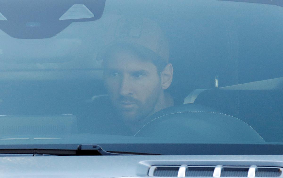 Lionel Messi | Lionela Messija so fotografi ujeli že ob prihodu v trening center Barcelone, kjer se je pojavil okoli 16. ure. | Foto Reuters