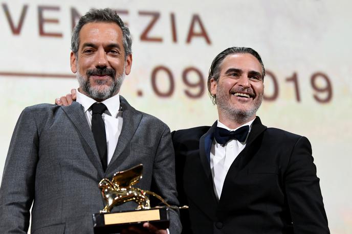 Todd Philipps in Joaquin Phoenix | Zlatega beneškega leva je na filmskem festivalu v Benetkah prejel ameriški psihološki triler Joker. Na fotografiji režiser Todd Phillips in glavni igralec Joaquin Phoenix. | Foto Reuters