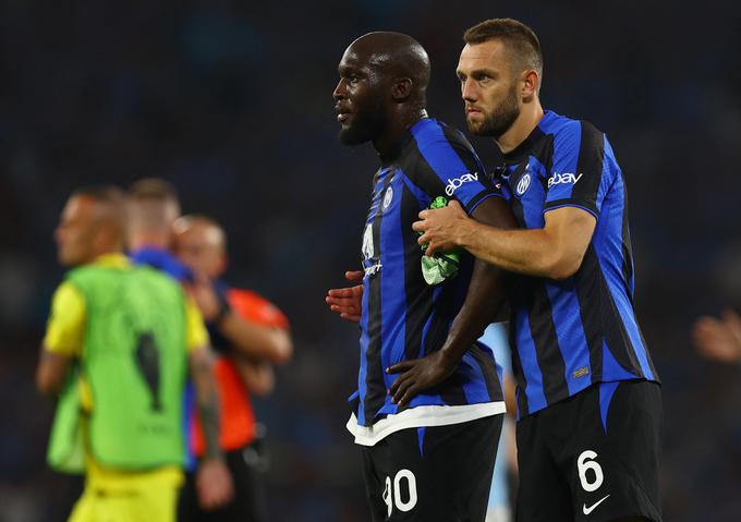 Romelu Lukaku, ki je vstopil v igro v 57. minuti namesto Edina Džeka, in Stefan de Vrij sta objokovala zapravljeno priložnost, da bi Inter po 13 letih znova postal evropski prvak. | Foto: Reuters