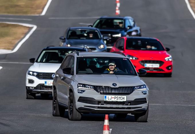 Avtomobilska klasika ali športni terenec? Po našem mnenju je bil v finalu zmagovalcu fordu focusu najbližje škoda karoq. Njegov štirikolesni pogon je sicer drag, a zato ponuja zelo praktičen in vsakdanje uporaben avtomobilski paket. Tudi zato so Slovenci na ta avto pripravljeni čakati več kot pol leta. | Foto: WRC Croatia