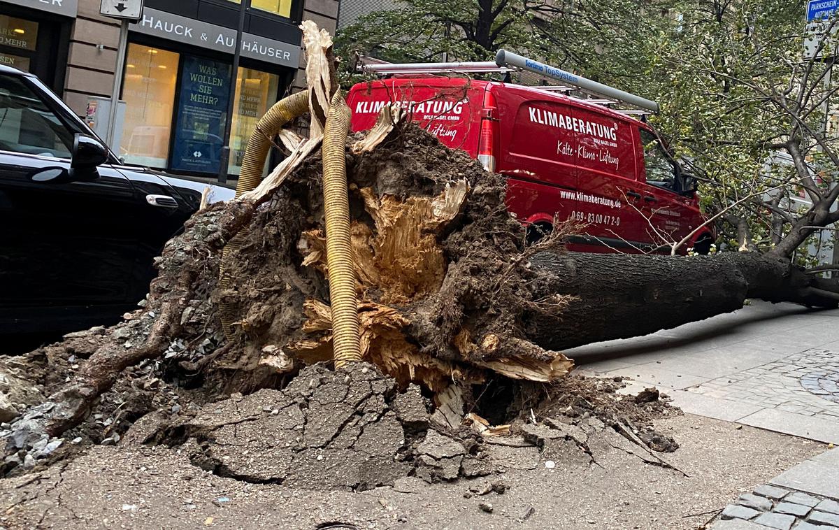 Vihar Evropa | Najhuje je bilo na jugu Poljske, kjer so med drugim morali gasilci na teren več kot 140-krat. Fotografija je simbolična. | Foto Reuters