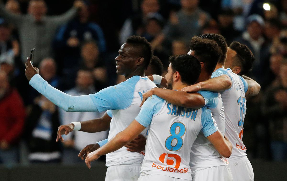 Marseille Mario Balotteli | Mario Balotelli je zadetek proti St. Etiennu proslavil s "selfiejem" s soigralci. | Foto Reuters