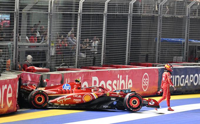 Carlos Sainz je razbil svojega Ferrarija na samem začetku zadnjega dela kvalifikacij. | Foto: Reuters