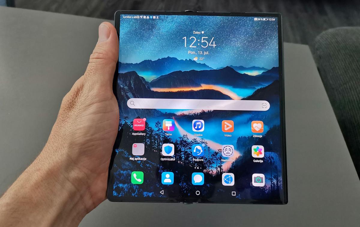 Huawei Mate Xs | Huawei Mate Xs je videti fenomenalno in uporabnika takoj pritegne k preizkušanju, kako so na velikem zaslonu videti različne aplikacije. Začetno razburjenje sicer mine in uporabnik bo hitro ugotovil, da razen eksotičnosti pregibnega mehanizma in razširjenega delovnega prostora Huawei Mate Xs v primerjavi z drugimi pametnimi telefoni ne ponuja bistvenih prednosti, na nekaterih področjih pa tudi zaostaja za svojimi precej cenejšimi sodobniki.   | Foto Matic Tomšič