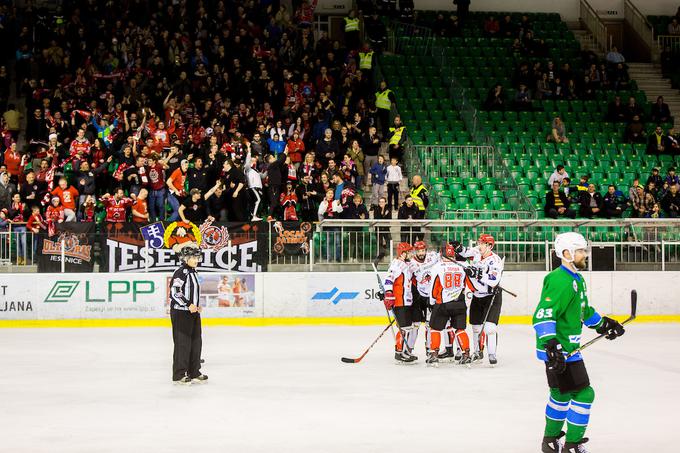 Ko so se v drugem delu serije vrnili k staremu sistemu igre, Olimpija na dveh tekmah ni dosegla niti zadetka, Jeseničani pa kar 11. | Foto: Žiga Zupan/Sportida