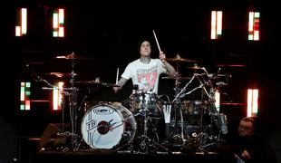 Travis Barker 13 let po letalski nesreči prvič upal na letalo