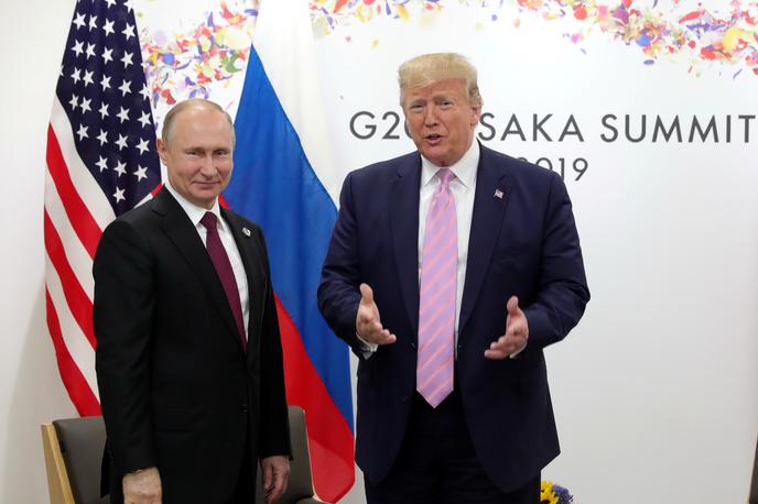 Vladimir Putin in Donald Trump | Ruski predsednik Vladimir Putin in ameriški predsednik Donald Trump med srečanjem v Osaki. | Foto Reuters