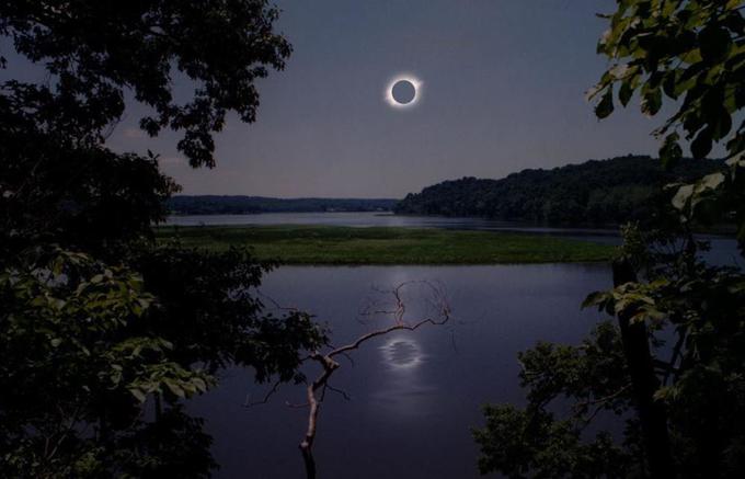 Sončni mrk, viden s površine Zemlje. Od Sonca je oddaljena približno 150 milijonov kilometrov in je za zdaj edini znani planet, na katerem se je razvilo življenje. | Foto: Ron Miller