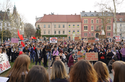 Na protestih v Ljubljani in Kopru zahteve po izboljšanju pogojev v feminiziranih poklicih