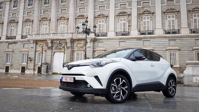 Toyotin sklop elektronskih varoval safety sense bo v C-HR med drugim vključeval tudi veliko serijskih sistemov. Na primer sistem samodejnega vzdrževanja varnostne razdalje, opozorilnik pred nenamerno zapustitvijo voznega pasu, sistem samodejnega nadzora dolgega snopa žarometov, sistem prepoznavanja prometnih znakov in sistem samodejnega zaviranja tudi v primeru nevarnosti trka s pešci. | Foto: Ciril Komotar