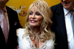 K cepivu proti covid-19 pripomogla tudi legendarna Dolly Parton