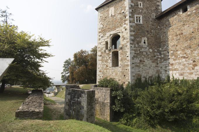 Večja vrata so bila za konje in kočije, manjša za pešce. | Foto: Bojan Puhek