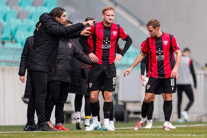 Milan Anđelković tokrat zaradi kazni ni smel voditi Primorja, se je pa z varovanci veselil pomembnih treh točk. | Foto: Aleš Fevžer