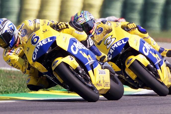 Makoto Tamada in Max Biaggi - Rio de Janeiro 2004 | Zadnjo dirko moto GP v Riu de Janeiru leta 2004 sta na vrhu končala dirkača Honde, Japonec Makoto Tamada in Italijan Max Biaggi. | Foto Reuters