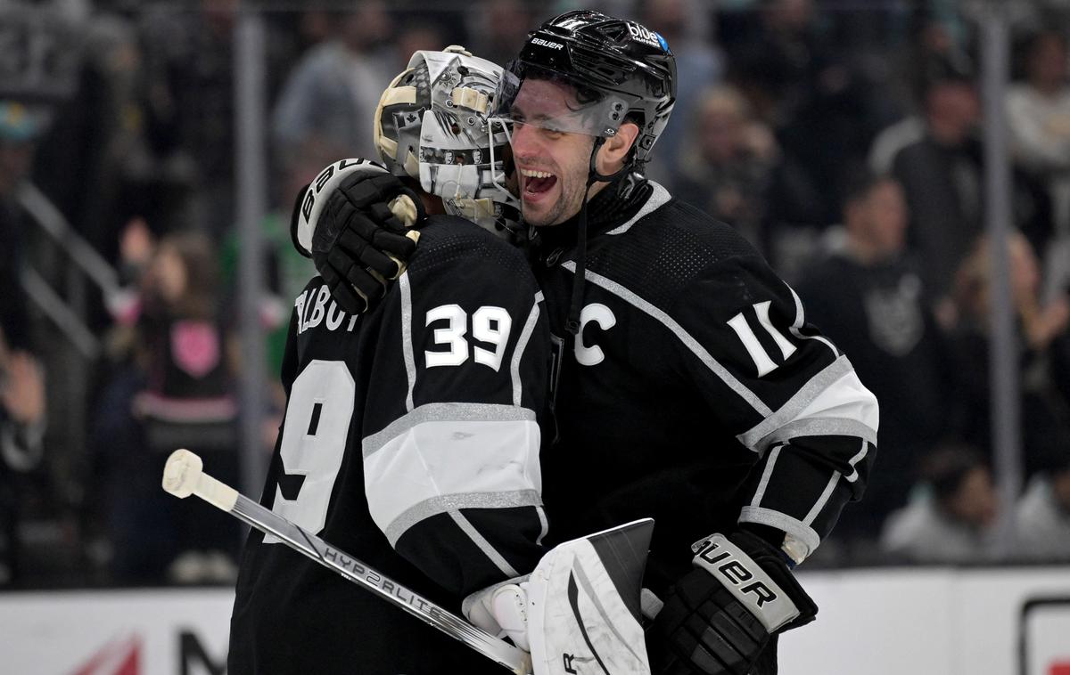 Anže Kopitar | Anže Kopitar in njegovi Kralji so si z zmago nad Calgaryjem že zagotovili mesto v končnici lige NHL. | Foto Reuters