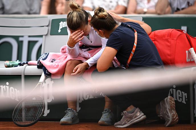 Simona Halep | Simona Halep je v drugem krogu odprtega prvenstva Francije v Parizu doživela napad panike.  | Foto Reuters