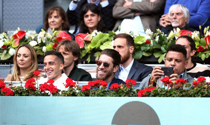 Jan Oblak in Luka Modrić sta se tako pred leti družila na častni tribuni ob velikem teniškem turnirju v Madridu. Čez tri mesece se bosta pomerila drug proti drugemu v Stožicah! | Foto: Reuters