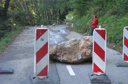 Zaradi nalivov zemeljski in skalni plazovi, zalivanje kleti ... #video