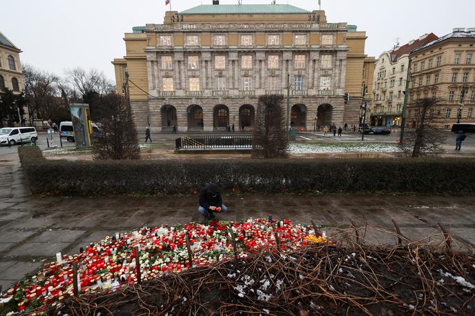 Praga, napad | Glede na dokaze, s katerimi trenutno razpolaga policija, je 24-letni študent umoril tudi svojega očeta neposredno pred strelskim napadom iz glavne stavbe filozofske fakultete Karlove univerze v Pragi, v katerem je ubil 14 ljudi, 25 pa jih je ranil. Po napadu je sodil še sebi. | Foto Reuters