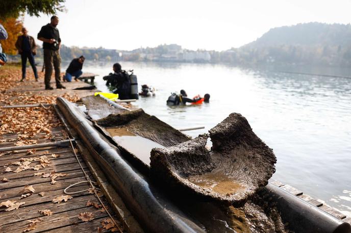 Bled deblak | Njegova posebnost je tudi ta, da je narejen iz macesnovega lesa. V celotni Evropi je namreč ob odkritih približno tri tisoč deblakih primerke iz macesna mogoče prešteti na prste ene roke. | Foto STA