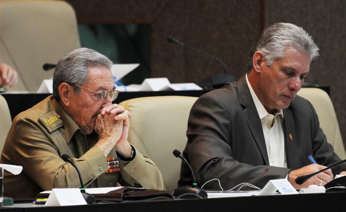 Raula Castra (levo) bo nasledil Miguel Diaz-Canel (desno). | Foto: Reuters