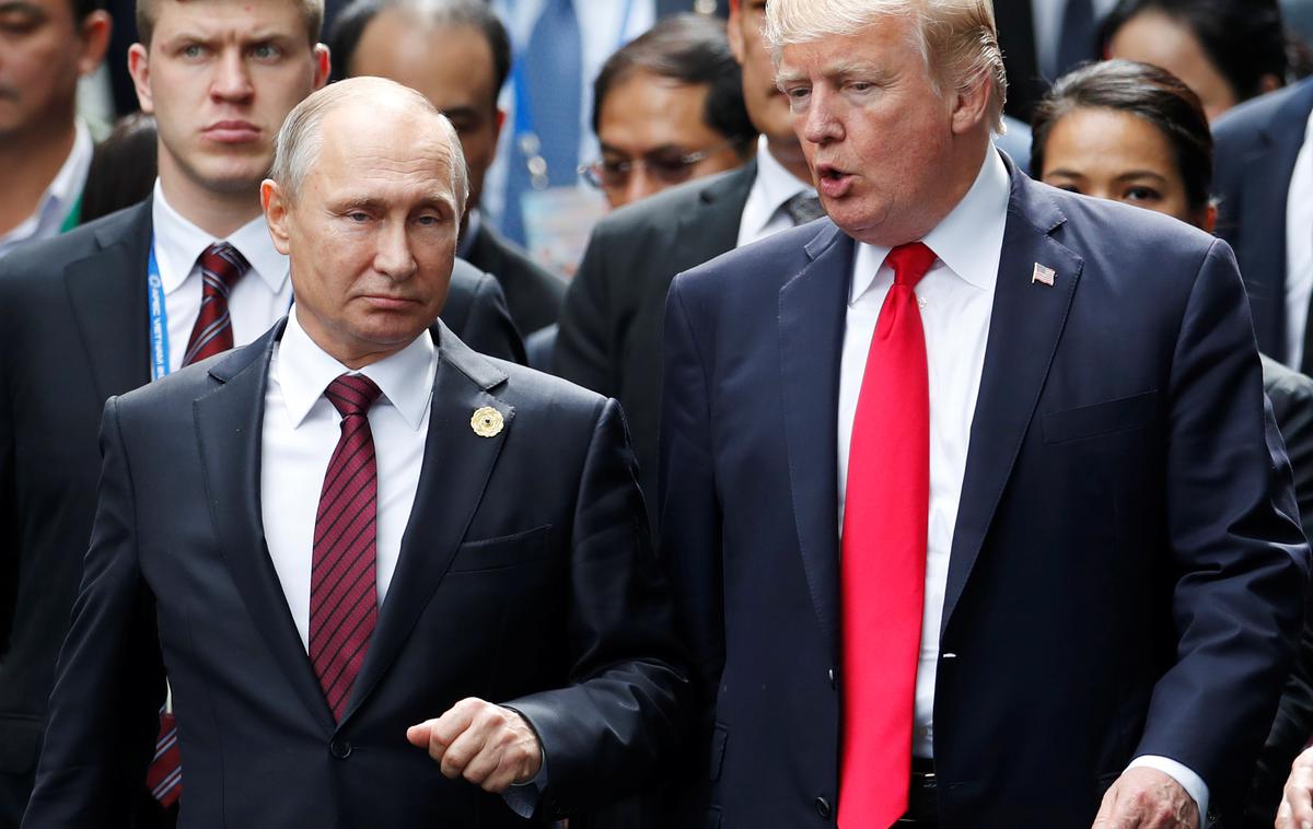 Donald Trump, Vladimir Putin | Bo ruski napad na Ukrajino poslabšal možnosti Donalda Trumpa za morebitni naskok na Belo hišo leta 2024? Trump se zagotovo zaveda nevarnosti, da ga bodo demokrati skušali čim bolj povezati z Vladimirjem Putinom. To skuša preventivno preprečiti tudi s svojo tožbo proti Hillary Clinton in več drugim demokratom, češ da so ga lažno obtožili dogovarjanja z Rusijo pred volitvami 2016. | Foto Reuters