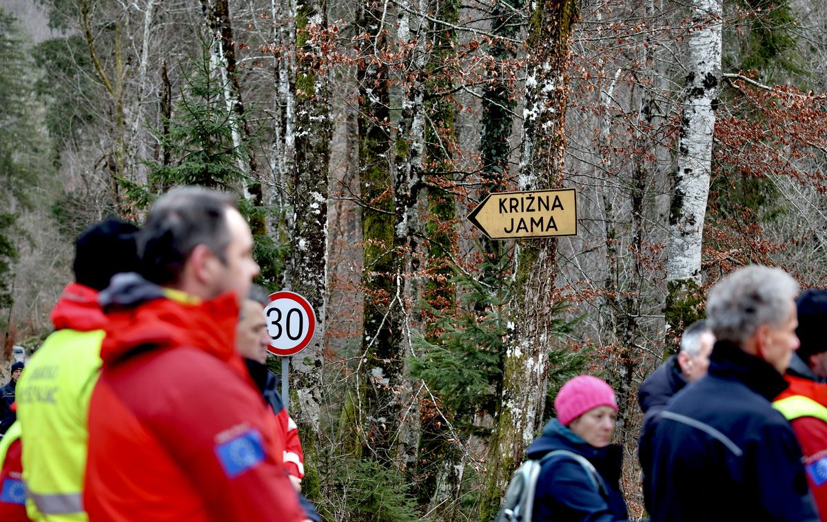 Izjava Križna jama | Poleg dveh izkušenih jamarjev je bila v Križni jami ujeta tudi tričlanska družina. | Foto Ana Kovač