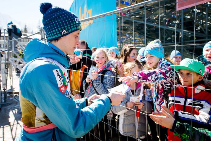 Peter Prevc si je v četrtek vzel čas za najmlajše, ki so prišli spodbujat slovenske orle. | Foto: Žiga Zupan/Sportida