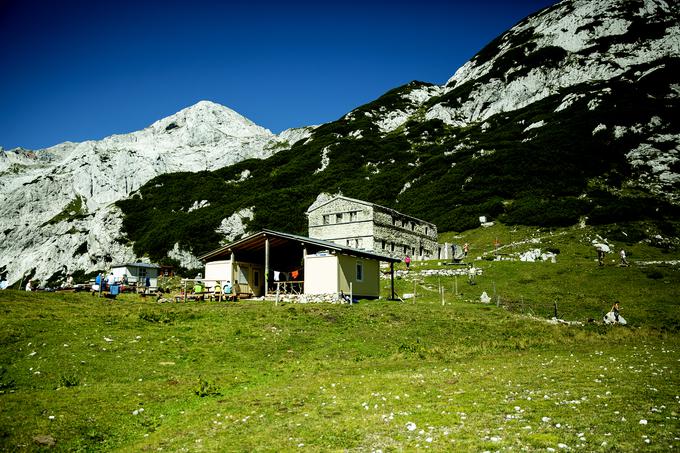 Pred uničenim Kocbekovim domom so trije kontejnerski zabojniki, v katerih planinci lahko dobijo hrano in pijačo.  | Foto: Ana Kovač