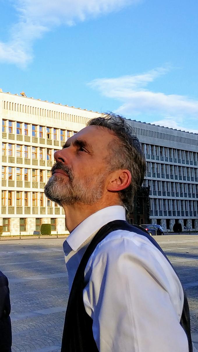 "Črta med dobrim in zlom zareže skozi vsakega človeka." Jordan B. Peterson kot črta med svetlobo in temo. | Foto: Žiga Turk