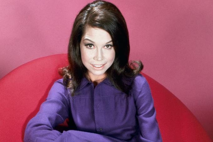 Mary Tyler Moore, edina ženska na našem seznamu, je zaslovela z vlogama v humorističnih nanizankah The Dick Van Dyke Show in The Mary Tyler Moore Show, njena najbolj znana filmska vloga pa je vloga žalujoče matere v Redfordovemu režijskemu prvencu Navadni ljudje (1980), s katero si je Moorova prislužila nominacijo za oskarja. | Foto: 