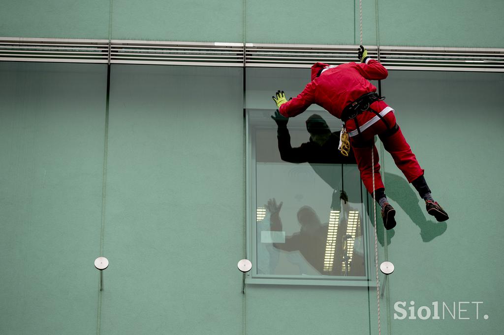 Spust božičkov s strehe ljubljanske pediatrične klinike