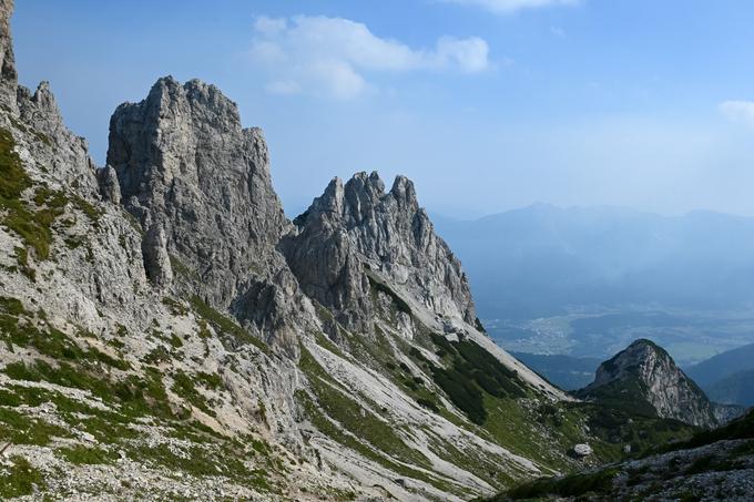 Skalni stebri s sedla pod obema vrhovoma | Foto: Matej Podgoršek