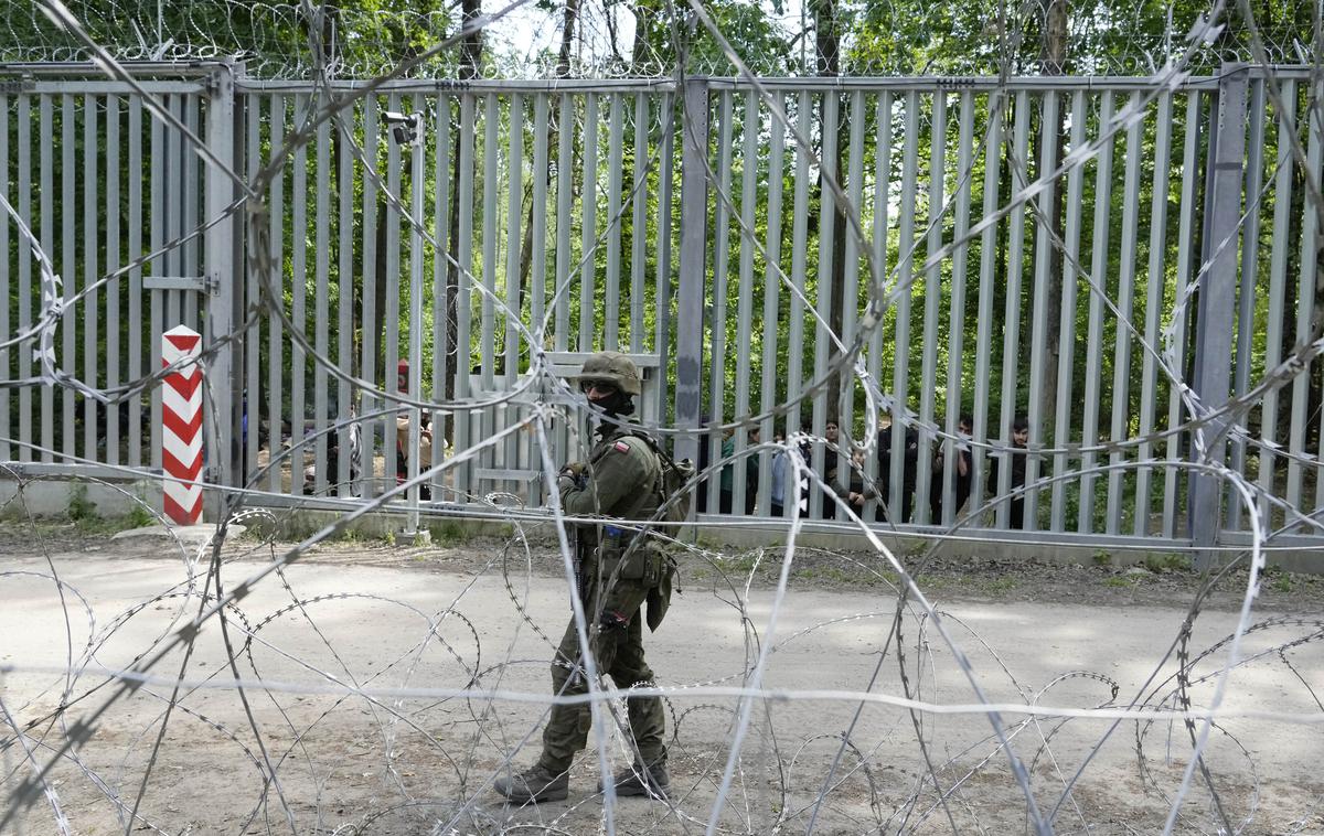 Poljski vojak na meji z Belorusijo | Poljski vojak na meji z Belorusijo. Poljska zdaj razmišlja tudi o postavitvi protipehotnih min na meji z Belorusijo in rusko enklavo Kaliningrad. | Foto Guliverimage