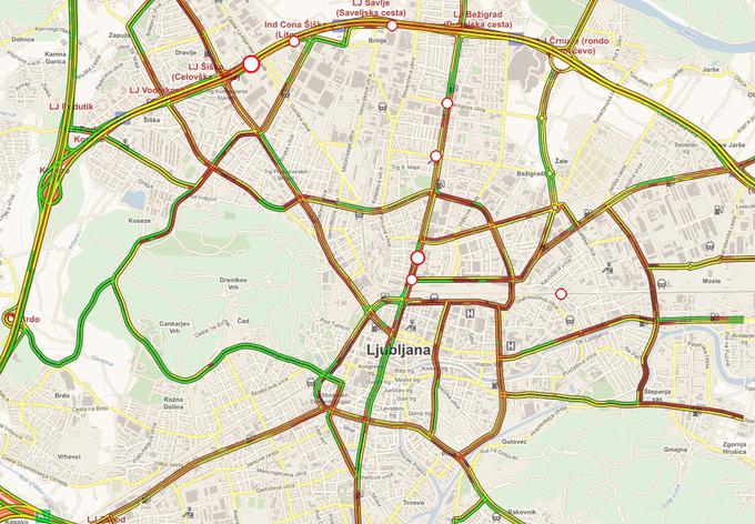 Pogled na jutranjo gostoto prometa. Nekatere ulice oziroma ceste proti središču – na primer Štajerska cesta – so bile dokaj prazne. (foto: Prometno-informacijski center) | Foto: 