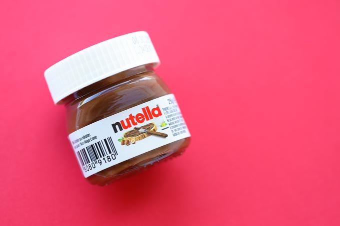 Tradicionalna nutella po navedbah proizvajalca vsebuje sladkor, palmovo olje, lešnike, mleko, kakav, lecitin in vanilin. | Foto: Shutterstock