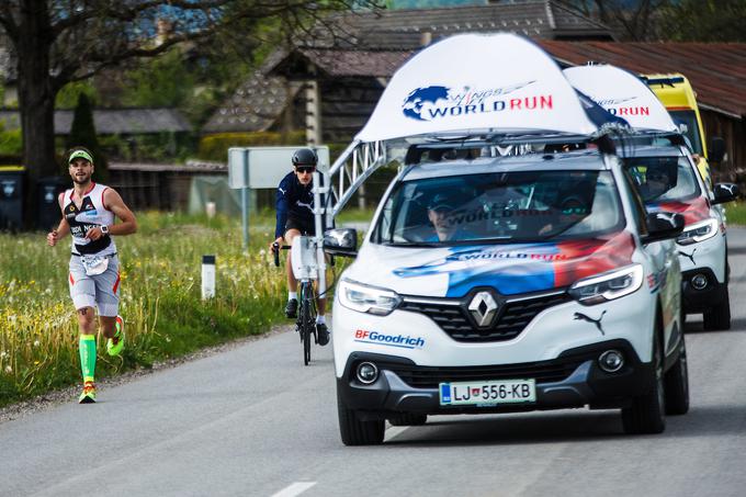 Zasledovalna vozila, ki "lovijo" tekače. | Foto: Grega Valančič/Sportida