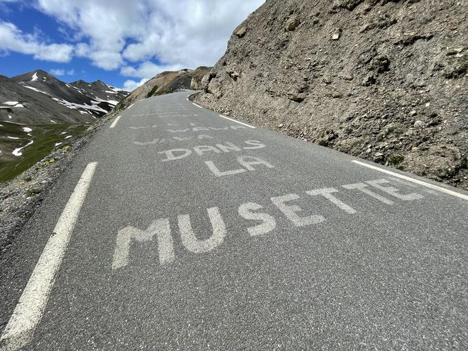 Napisi na cesti razkrivajo mnoge kolesarske dirke prek tega prelaza. Leta 2017 je bil na prelaz s severne strani najhitrejši Roglič, pred dvema letoma pa Nairo Quintana. | Foto: Gregor Pavšič