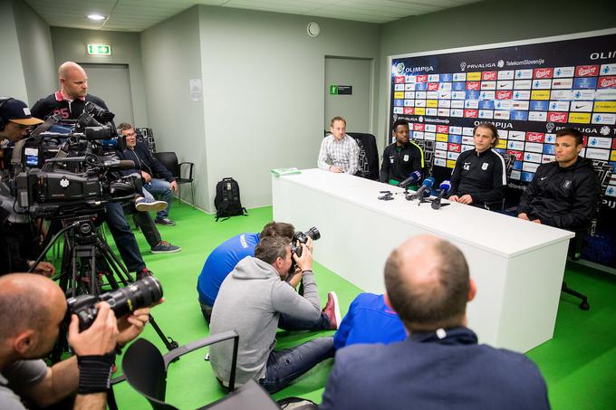 Na novinarski konferenci pred tekmo z Mariborom sta mu delala družbo Julius Wobay in Leon Benko. | Foto: Vid Ponikvar