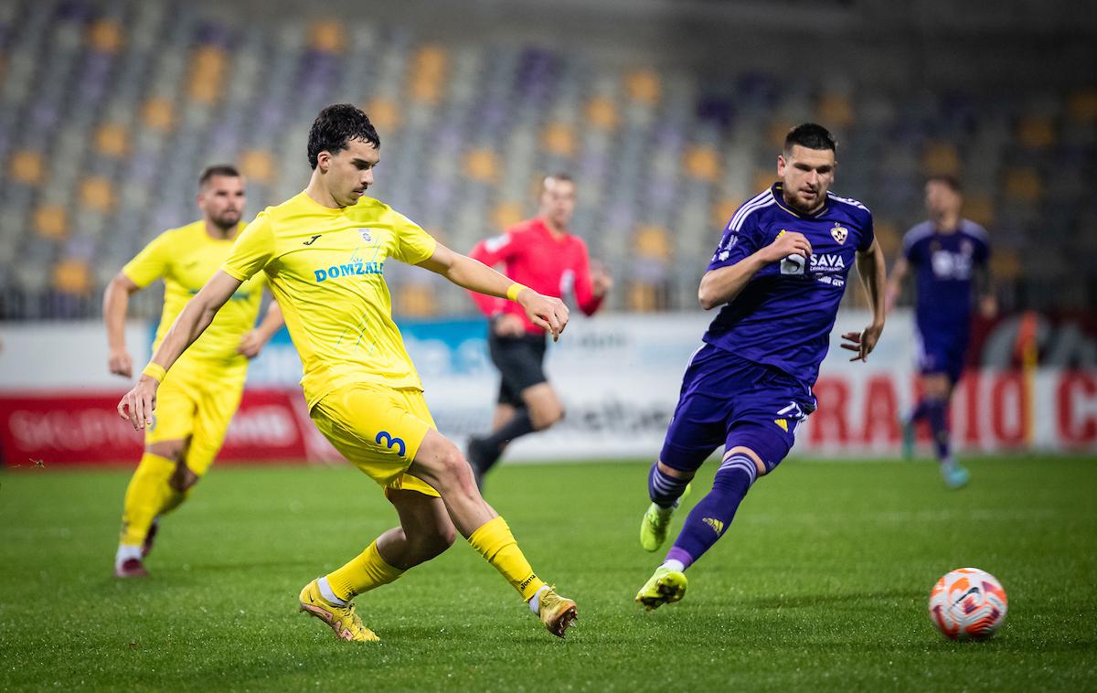 Andrej Đurić | Andrej Đurić ni več posojeni nogometaš Crvene zvezde, na delu v Domžalah, ampak polnopravni član rumene družine. | Foto Blaž Weindorfer/Sportida