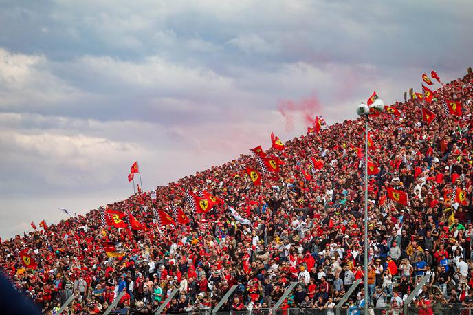 Imola tifosi Michael Schumacher | Tifosi so 16 let čakali na novo Ferrarijevo slavje v Imoli. Uspelo je Michaelu Schumacherju. | Foto Guliver Image