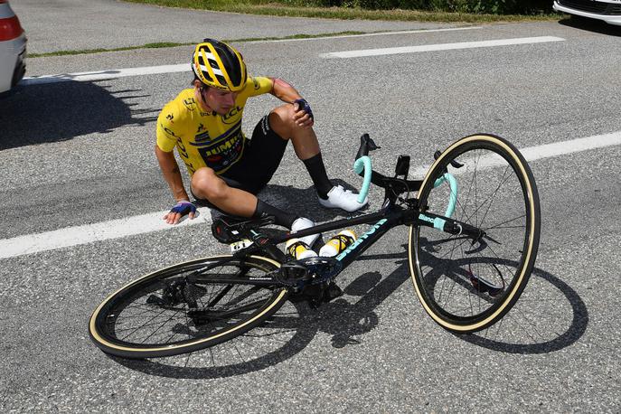 Primož Roglič | "Daj vse od sebe, ali pojdi domov. Sam sem storil oboje," je po predčasnem slovesu od Kriterija Dauphine zaradi poškodbe, navijačem sporočil Primož Roglič. | Foto Getty Images