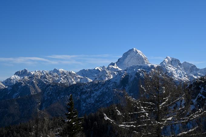 Ob popoldanskem sestopu je pogled proti Mangartu in Poncam še lepši. | Foto: Matej Podgoršek