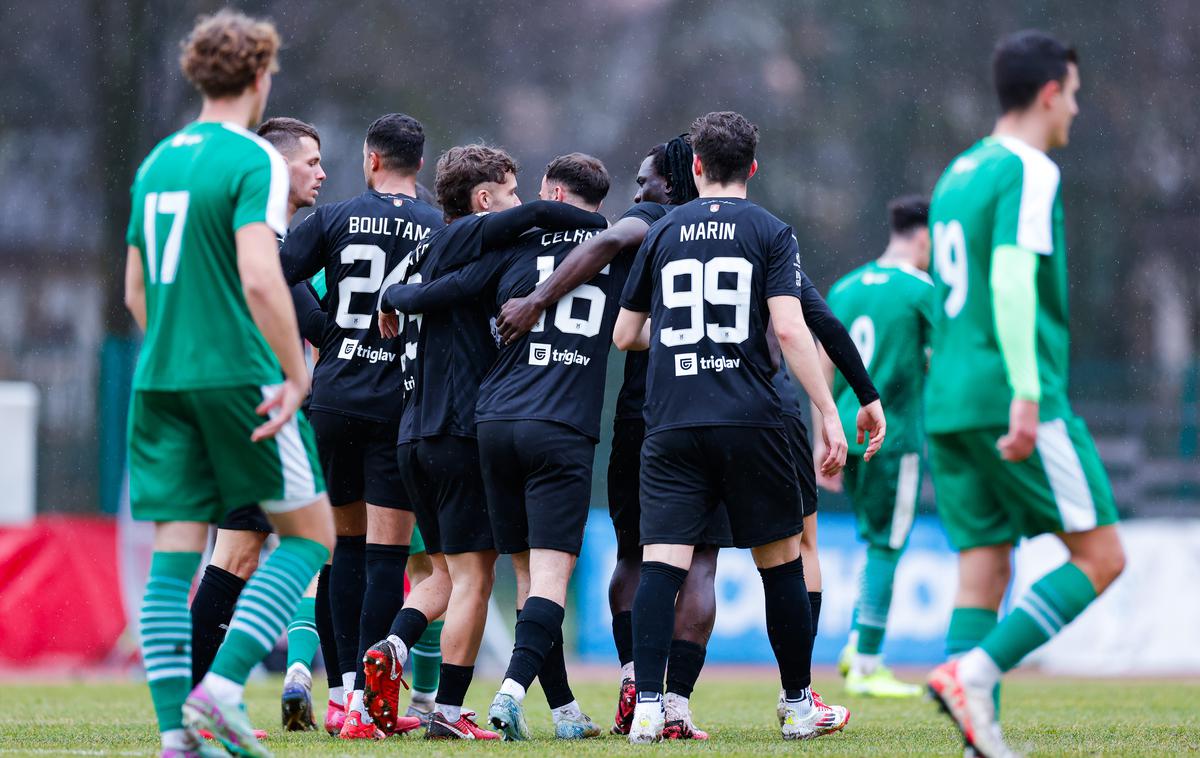 Olimpija - Ilirija | Olimpija, ki je tokrat nastopila v črnem,  je brez večjih težav izločila zeleno Ilirijo. | Foto Aleš Fevžer