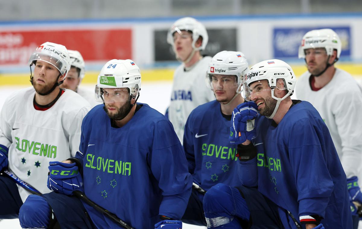 slovenska hokejska reprezentanca, Rok Tičar | Slovenski hokejisti so v torek začeli uradne priprave na svetovno prvenstvo drugega kakovostnega razreda, ki ga bo konec meseca gostil Bolzano. Med najbolj izkušenimi reprezentanti je napadalec Rok Tičar, za katerega se je klubska sezona v dresu Dunaja končala precej hitreje, kot si je želel. | Foto www.alesfevzer.com