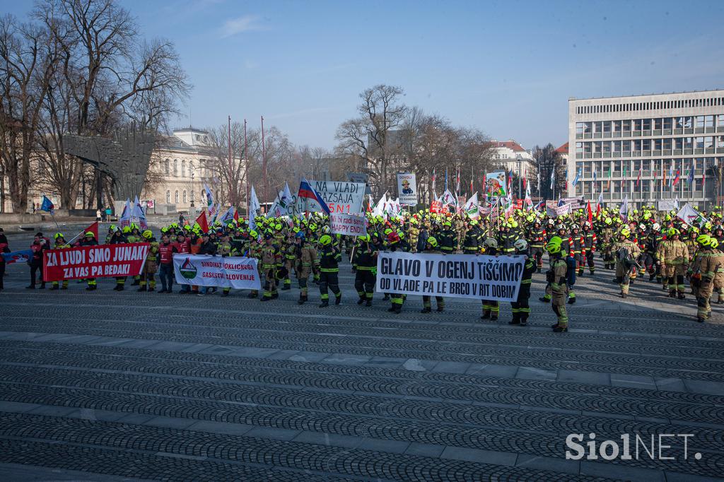 Protestni shod poklicnih gasilcev pred poslopjem vlade. gasilci