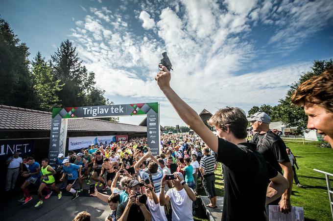 Smučarski skakalec Peter Prevc je bil štarter tekov na 10 in 21 kilometrov. | Foto: Vid Ponikvar