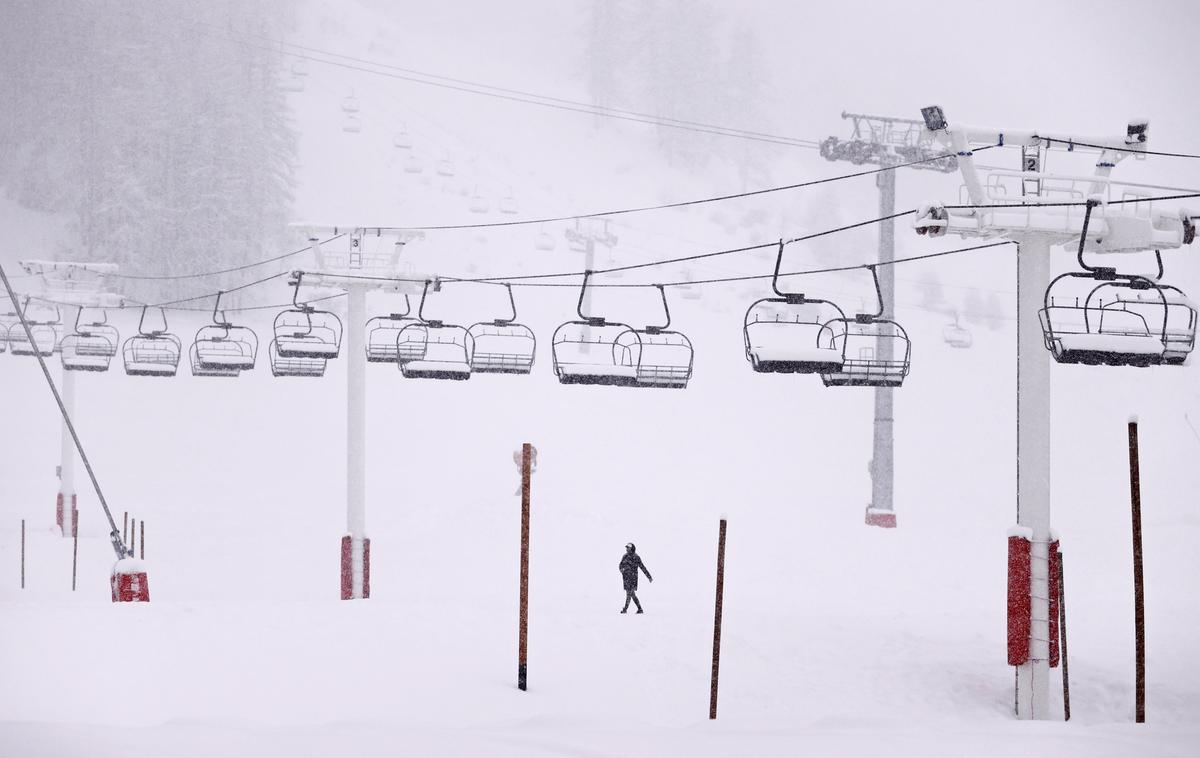 Val d`Isere | Ni prvič, da v Val d`Iseru pred tekmami močno sneži. | Foto Reuters