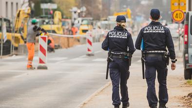 Mlada velenjska policista pomagala občanu, ujetemu pod podrtim objektom